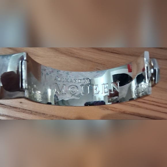 EUC Alexander McQueen Black & Silver Skull Casual Goth Bangle Bracelet Jewelry - Picture 5 of 6